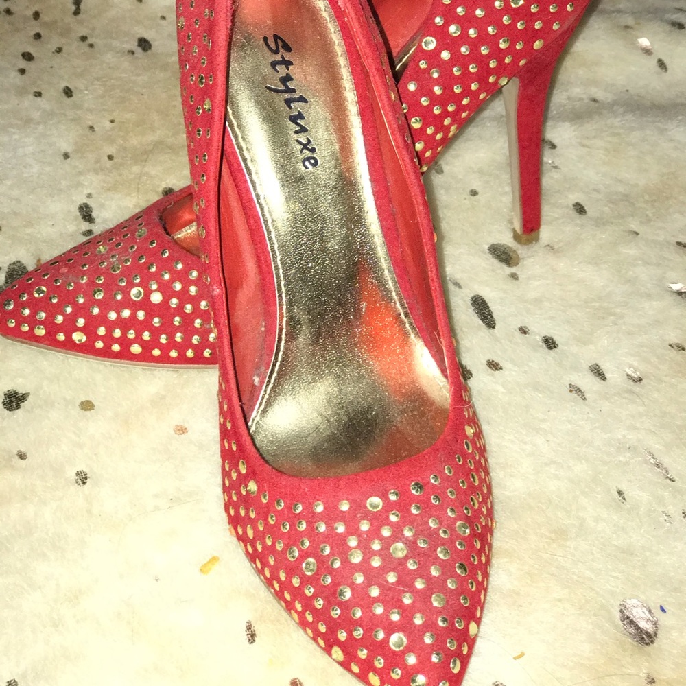 Red pumps - Picture 3 of 5